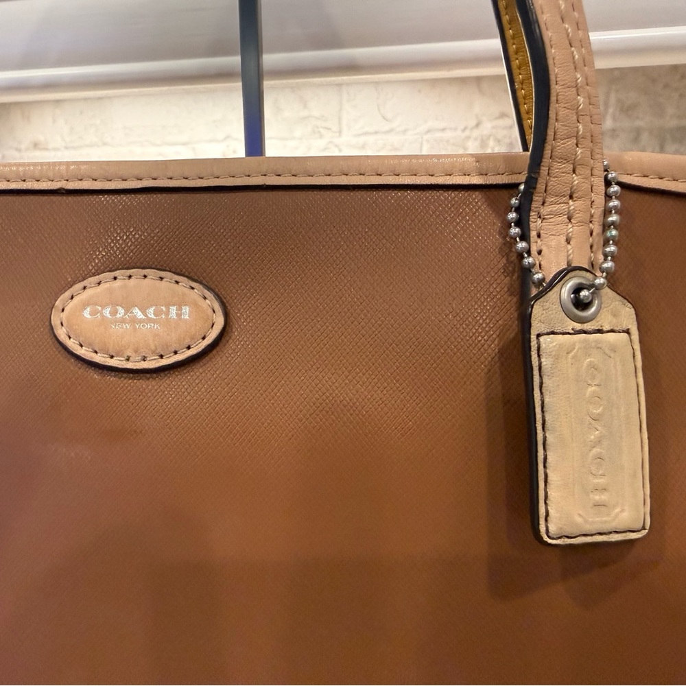 Coach EUC Brown Leather Tote w/Contrasting Tan Handles - Picture 3 of 7